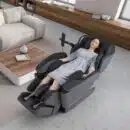 une femme dans un fauteuil de massage professionnel