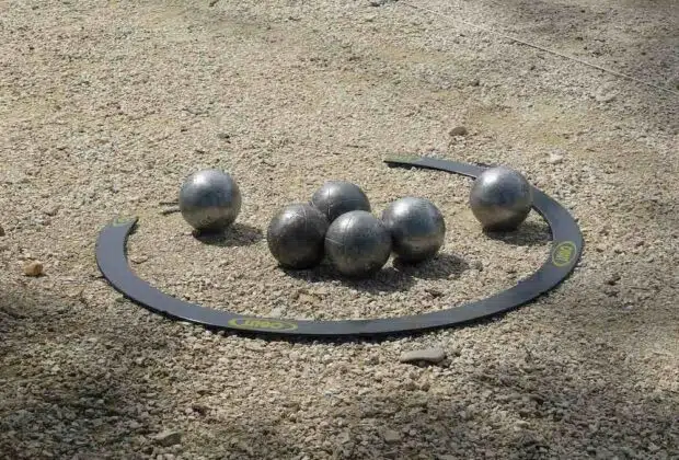 cercle Obut avec des boules de pétanque