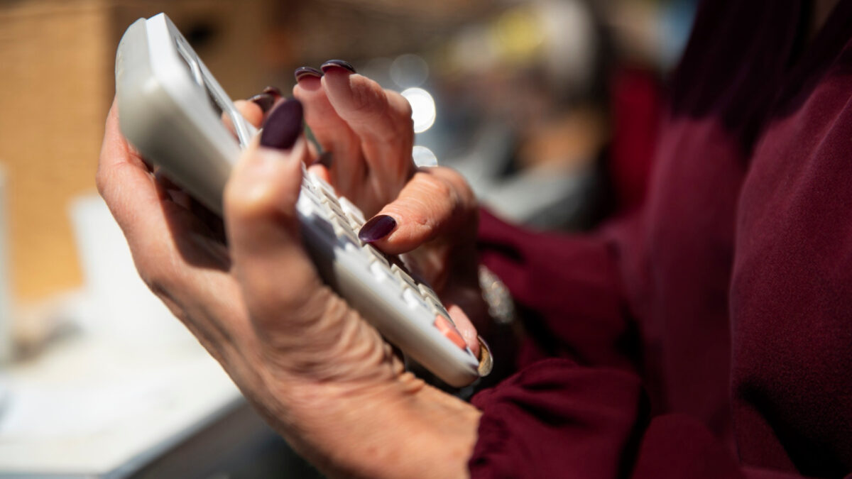 Les téléphones fixes : un lien essentiel pour les seniors